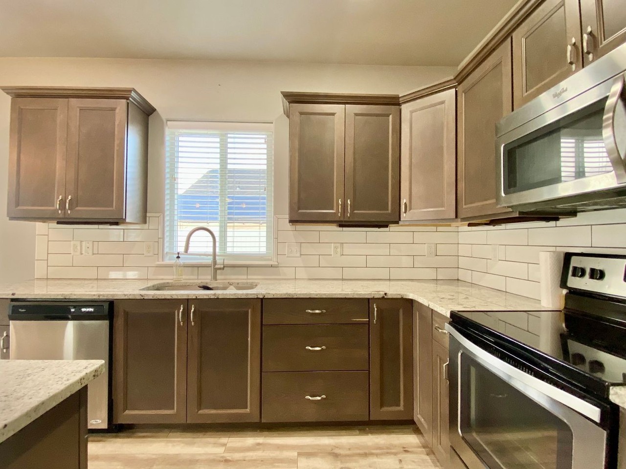 5906 Coolidge Rd - Photo 7 of 24