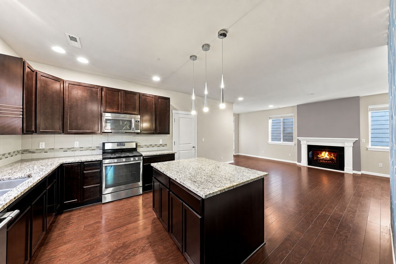 18817 Village Pkwy E - Photo 6 of 26