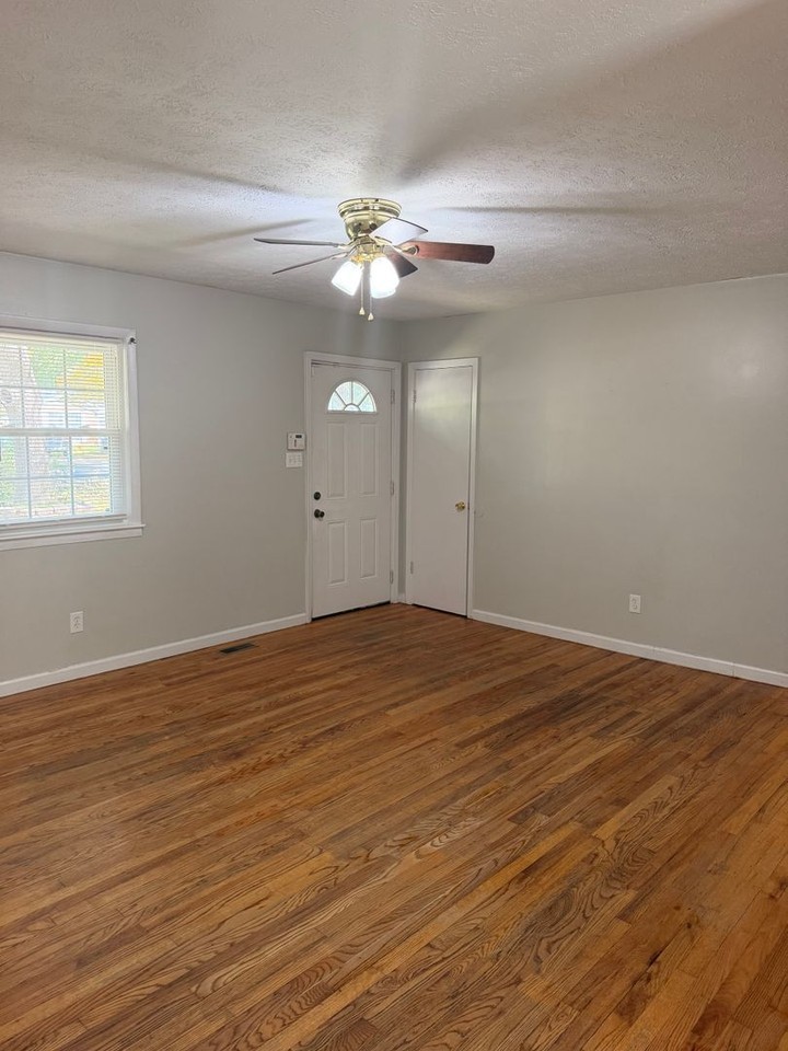 7019 Media Dr - Photo 3 of 15