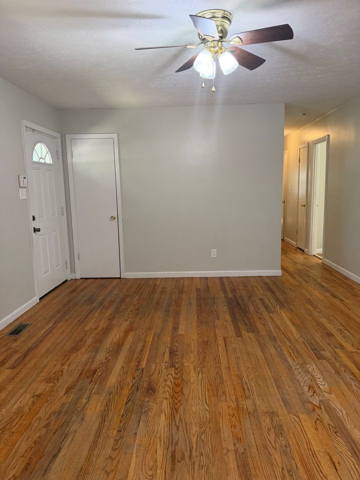 7019 Media Dr - Photo 4 of 15