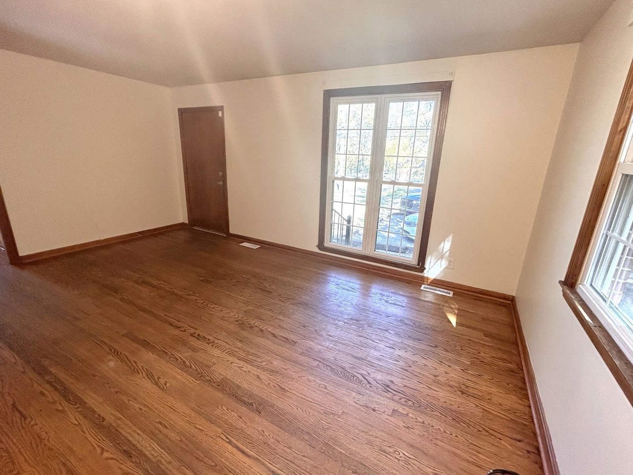 529 Rosedale Ave - Photo 4 of 12