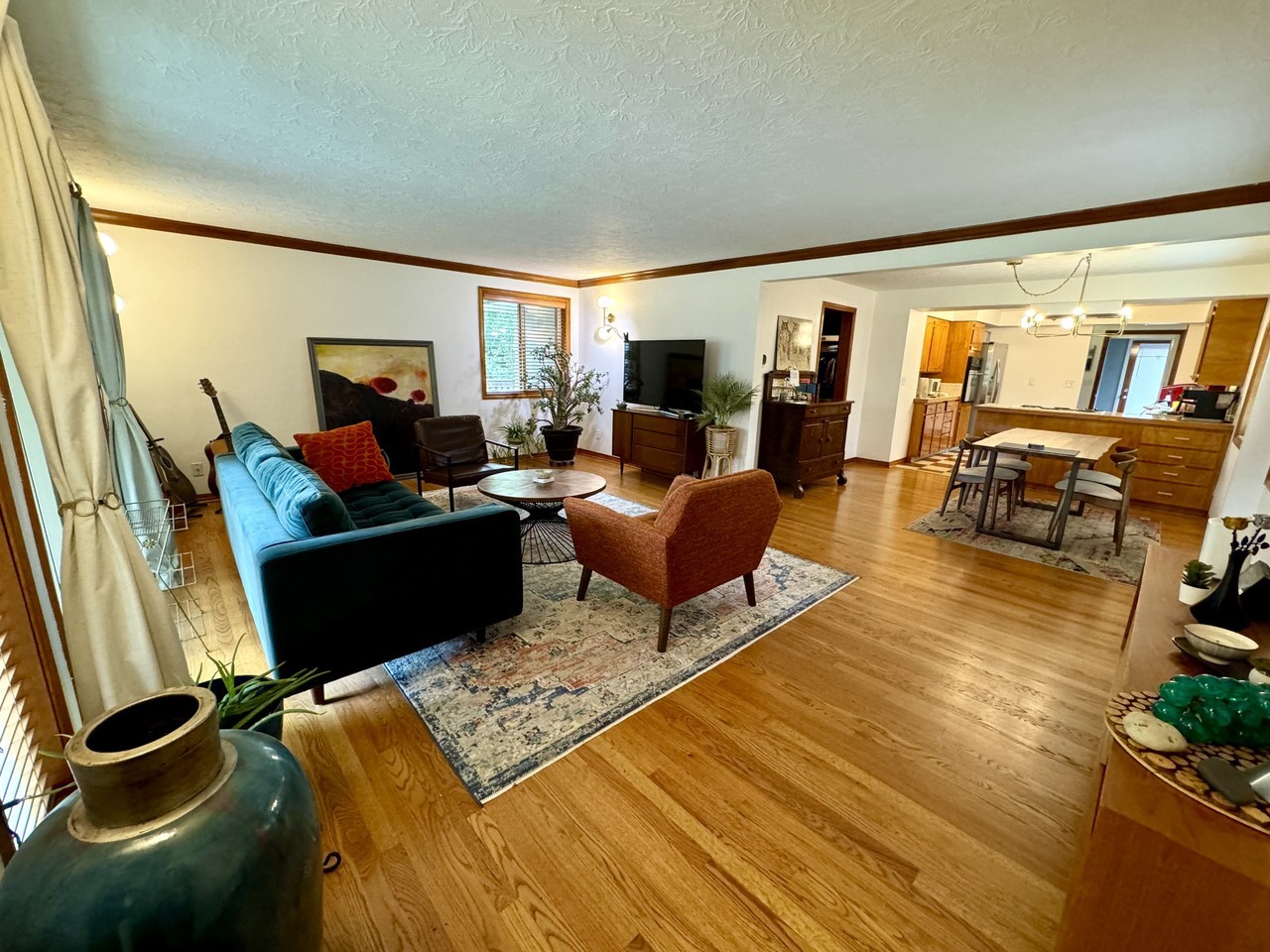 2211 E 18th St - Photo 4 of 21