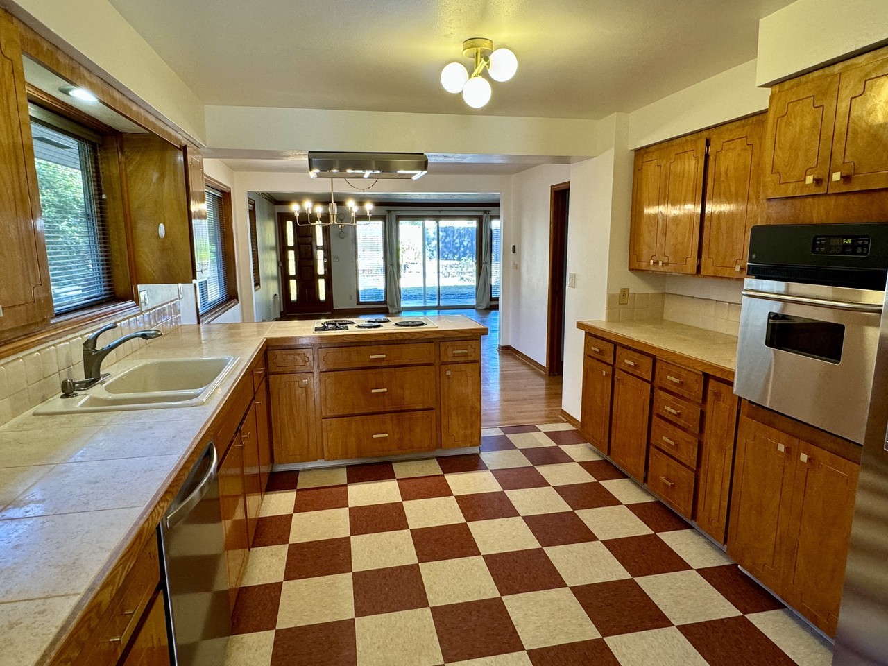 2211 E 18th St - Photo 5 of 21