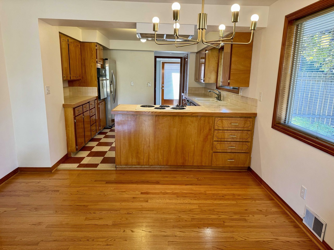 2211 E 18th St - Photo 6 of 21