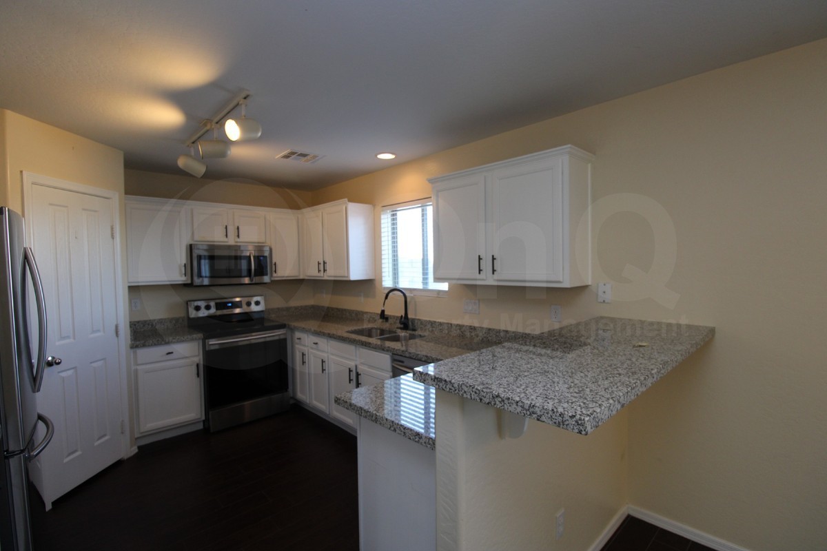 6613 W Desert Ln - Photo 4 of 26