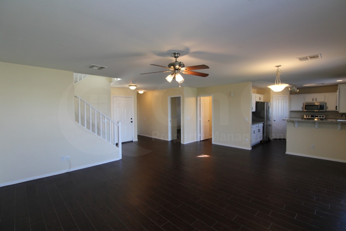 6613 W Desert Ln - Photo 5 of 26