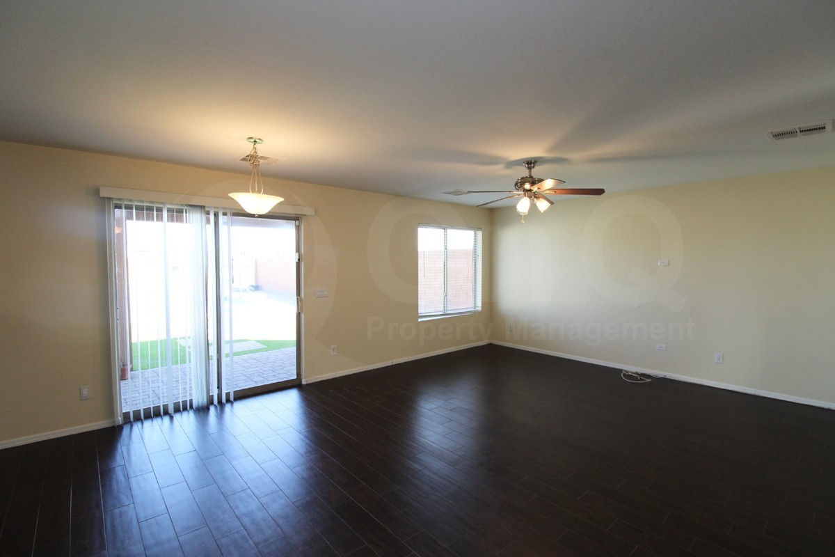 6613 W Desert Ln - Photo 6 of 26