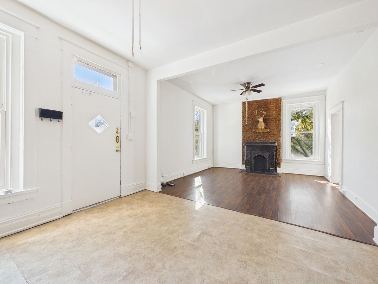 349 S Laurel St - Photo 4 of 21