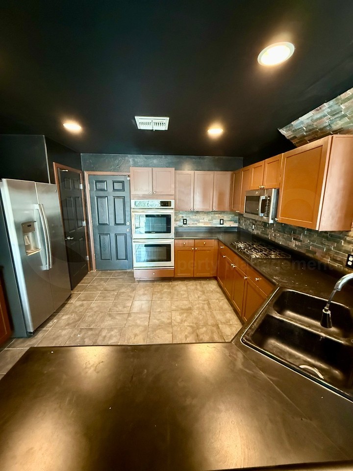 7063 S Brickellbush Ln - Photo 5 of 5