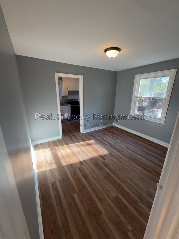 1506 Bowen St - Photo 4 of 10
