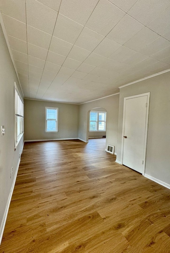1373 Kenneth St - Photo 3 of 15