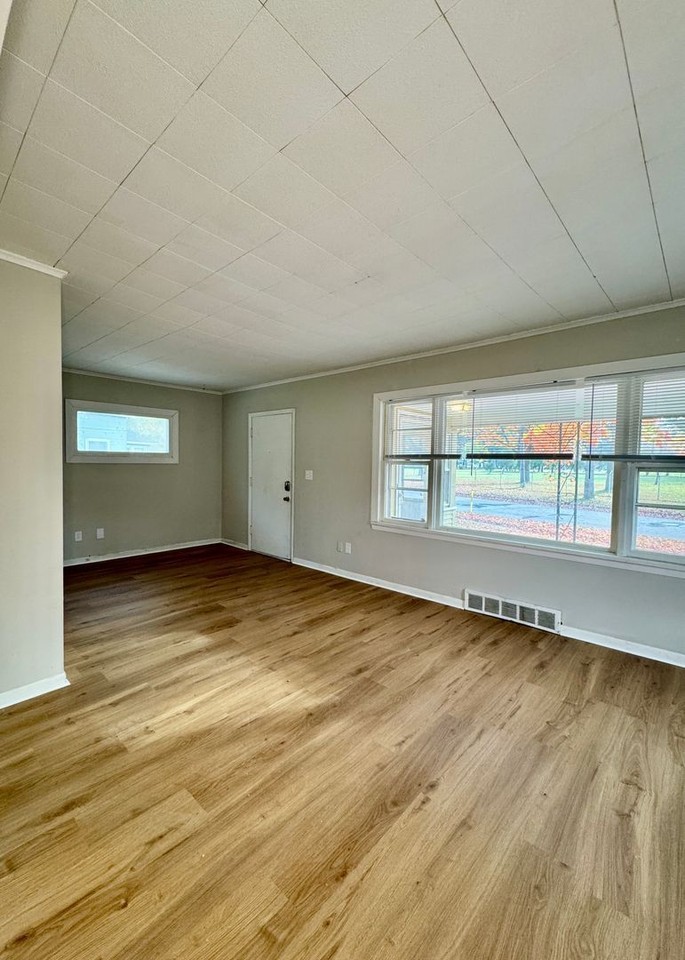 1373 Kenneth St - Photo 4 of 15