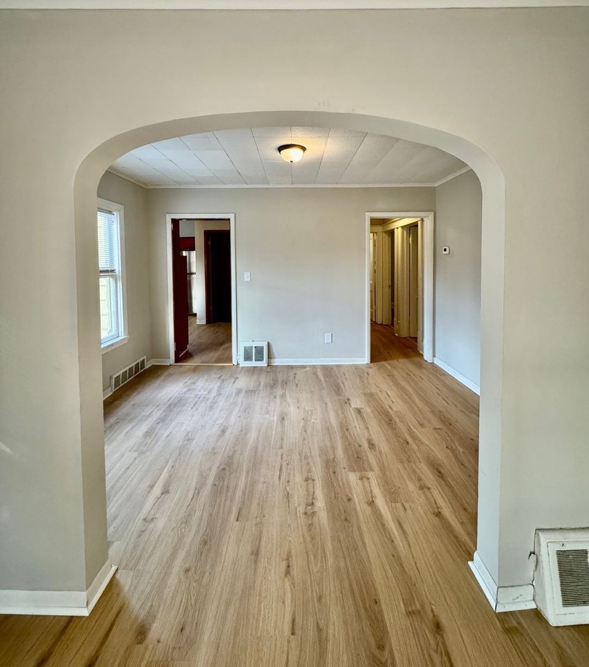1373 Kenneth St - Photo 5 of 15