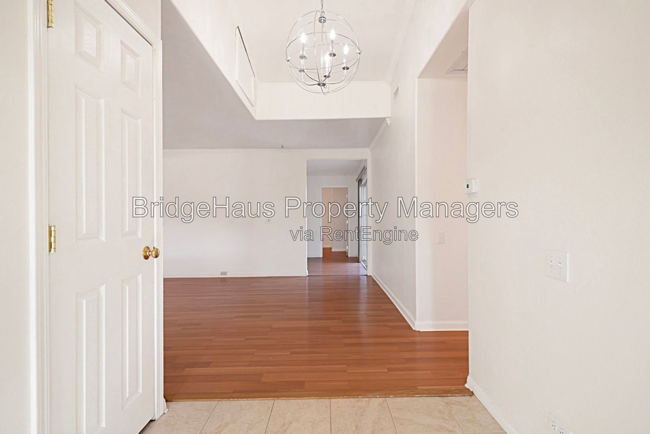 13022 Neddick Ave - Photo 5 of 33