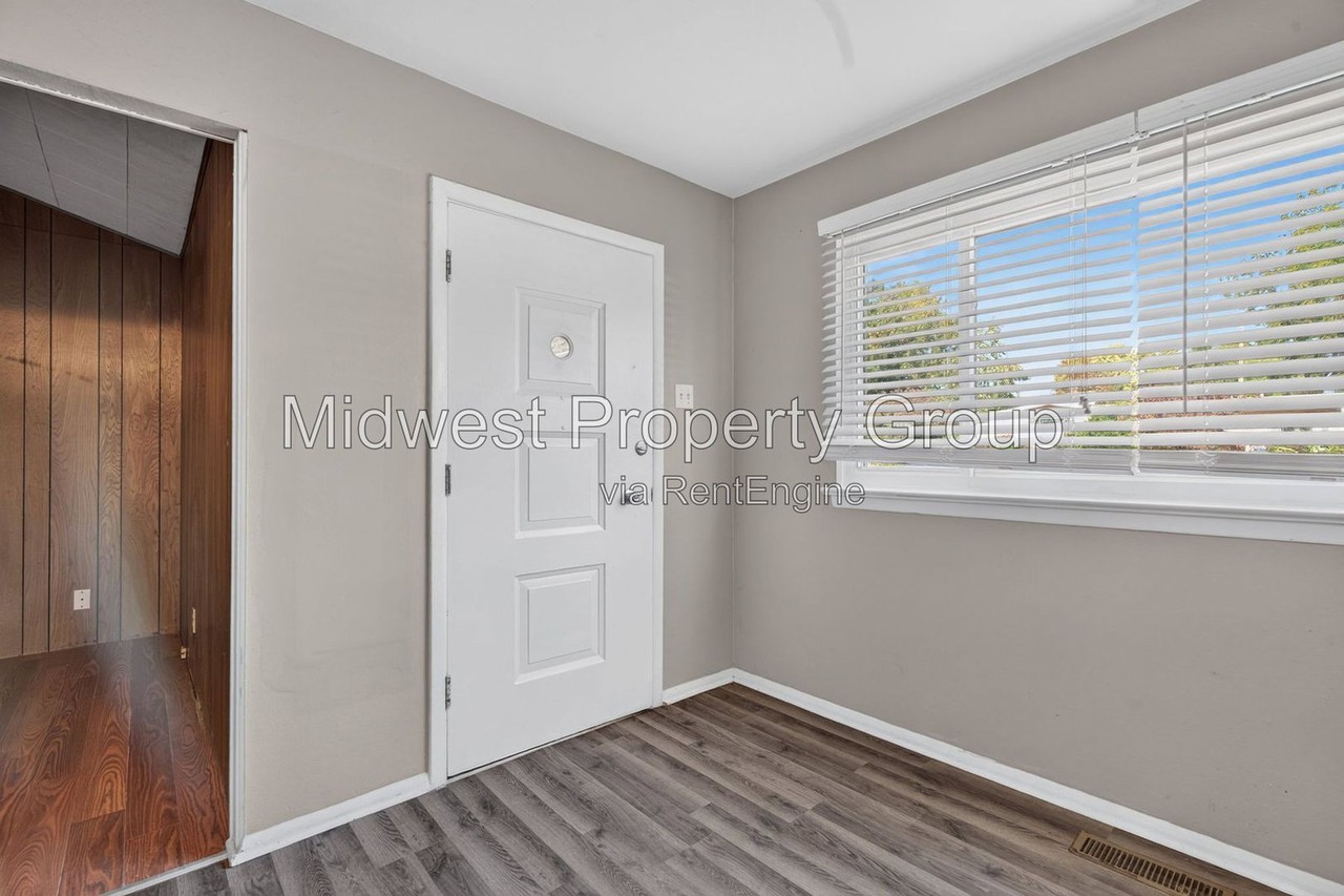 890 Gonzaga Ln - Photo 2 of 31