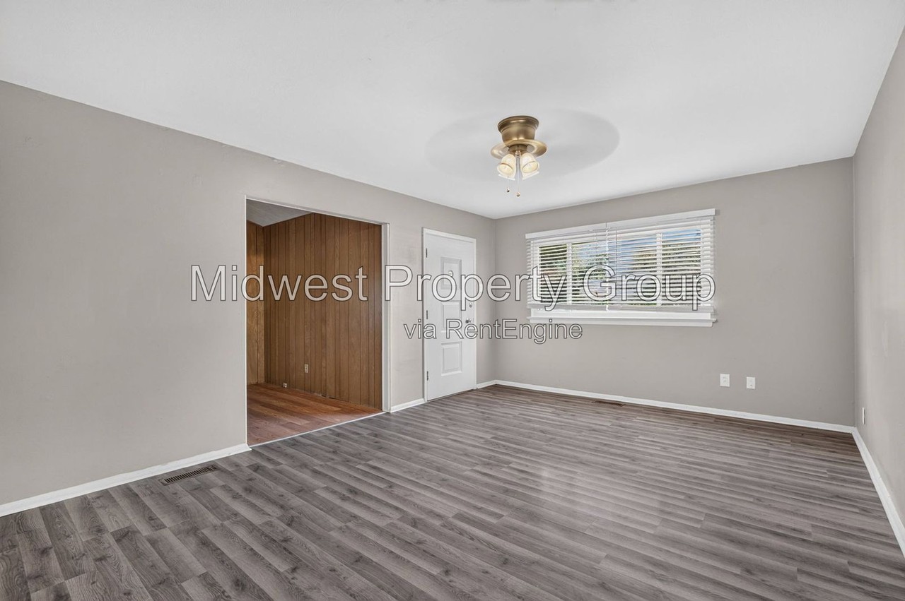 890 Gonzaga Ln - Photo 3 of 31