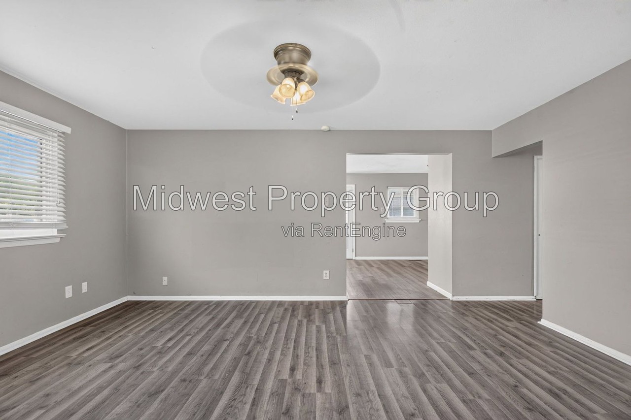 890 Gonzaga Ln - Photo 4 of 31