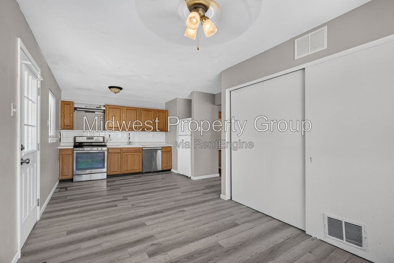890 Gonzaga Ln - Photo 6 of 31