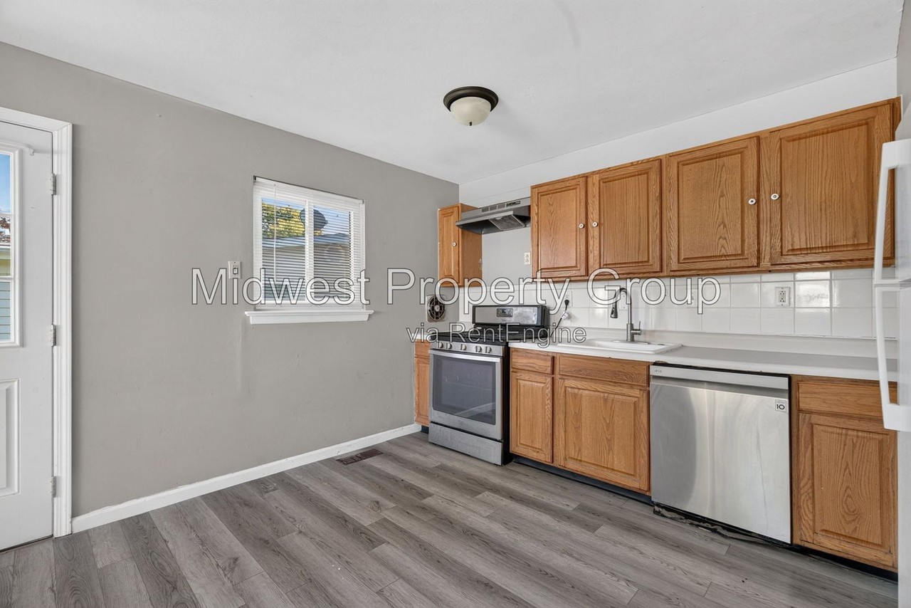 890 Gonzaga Ln - Photo 7 of 31