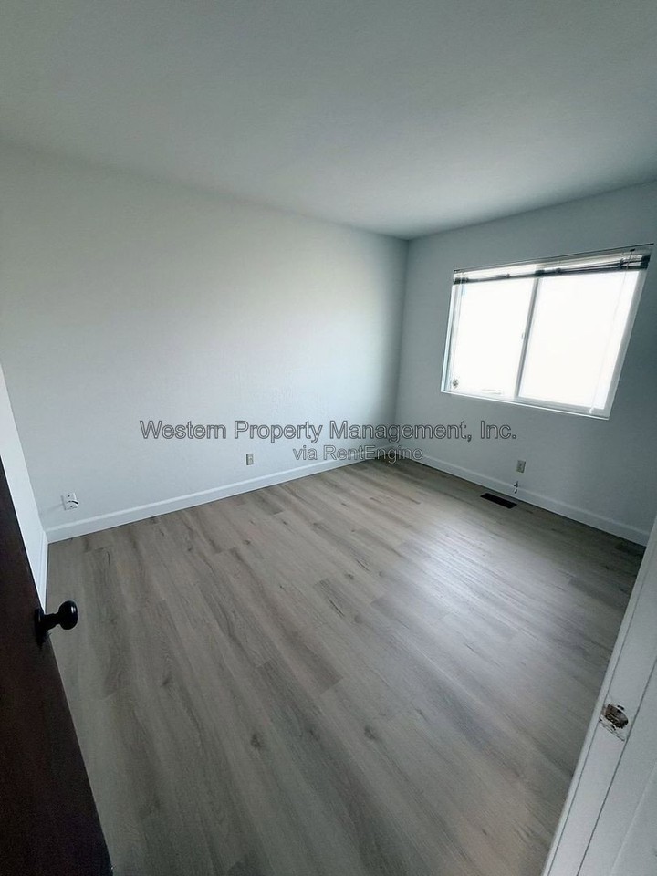 801 Estates Dr - Photo 3 of 8