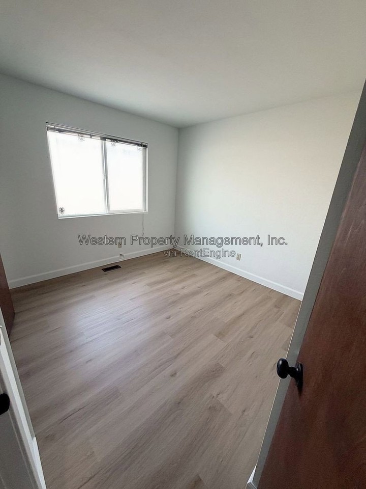801 Estates Dr - Photo 4 of 8