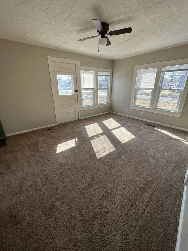 416 W Elm St - Photo 3 of 16