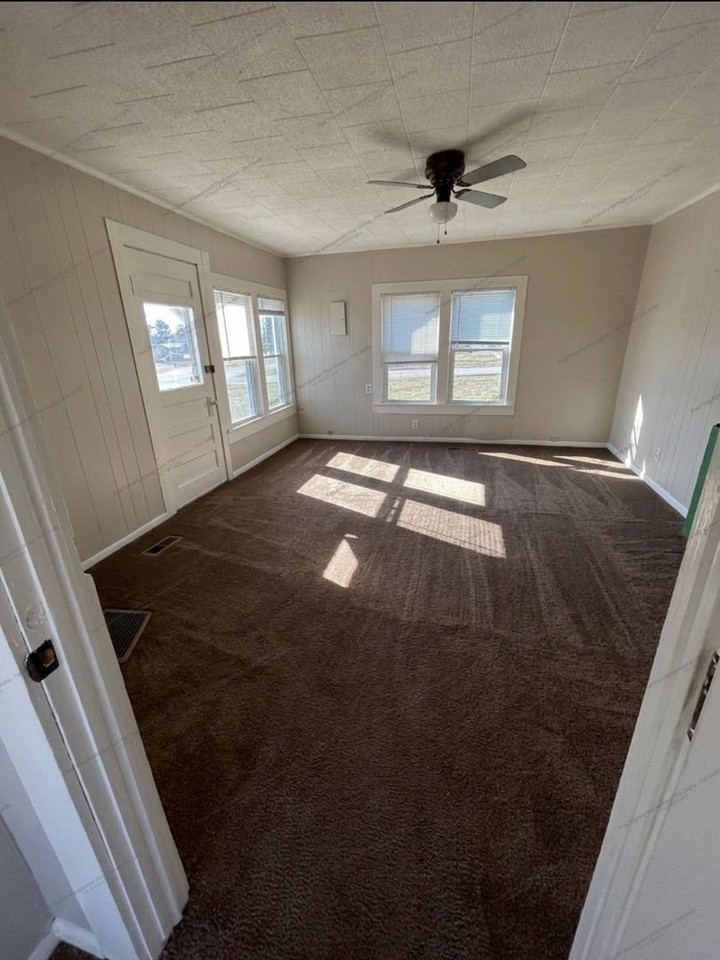 416 W Elm St - Photo 4 of 16