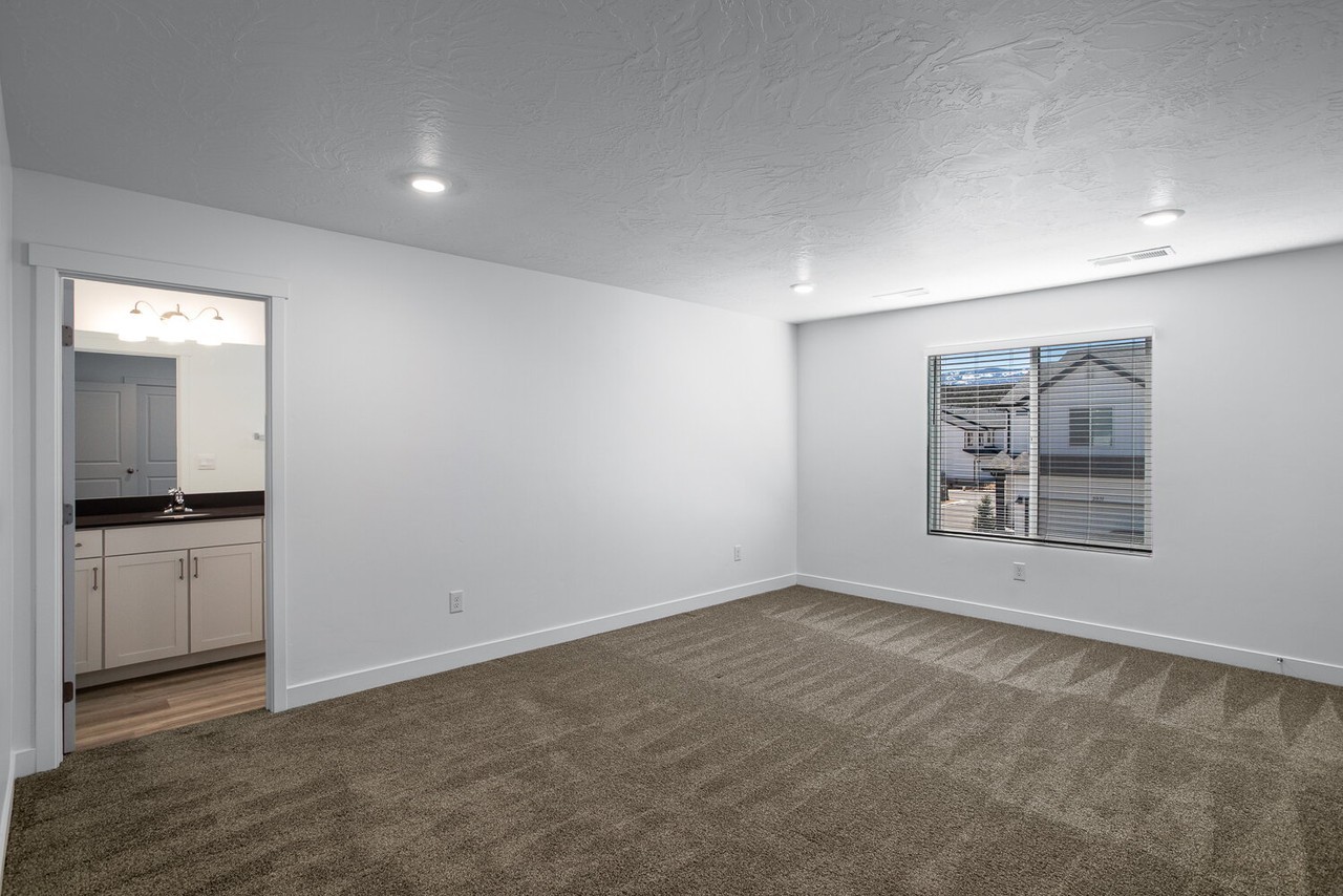 2932 W Ezra Dr - Photo 3 of 4