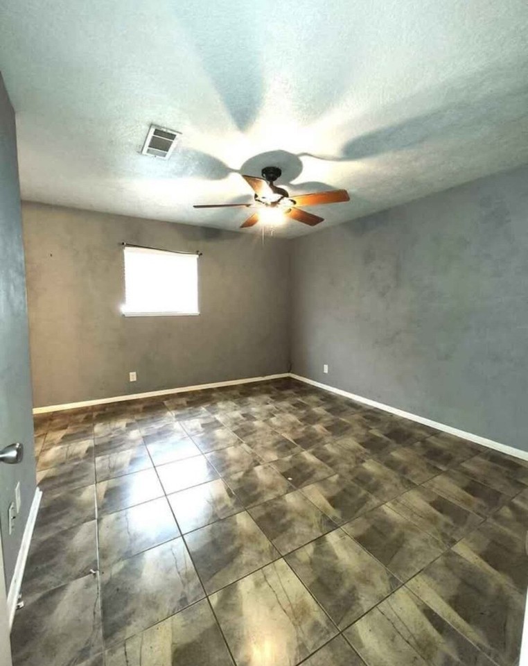 9715 Broun St - Photo 2 of 15