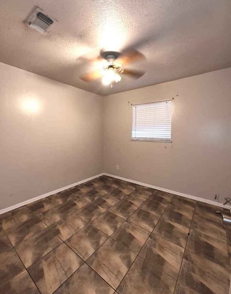 9715 Broun St - Photo 3 of 15