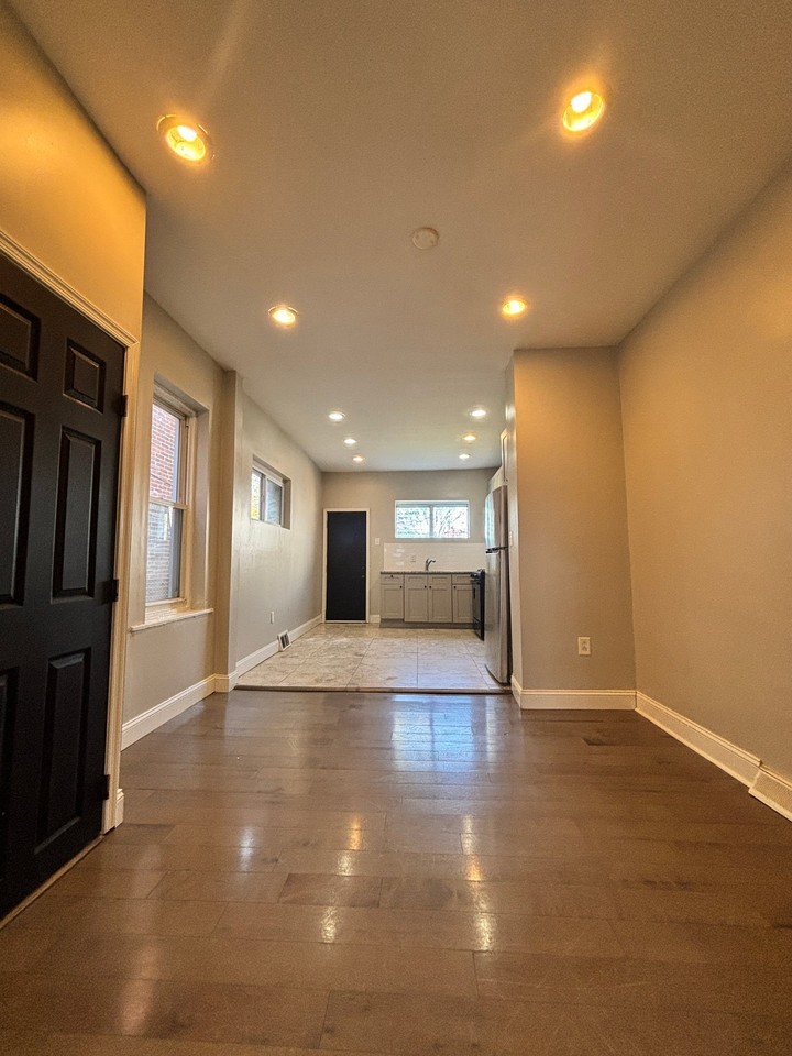 218 N Gross St - Photo 3 of 19