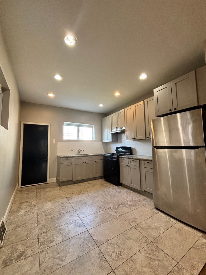218 N Gross St - Photo 4 of 19