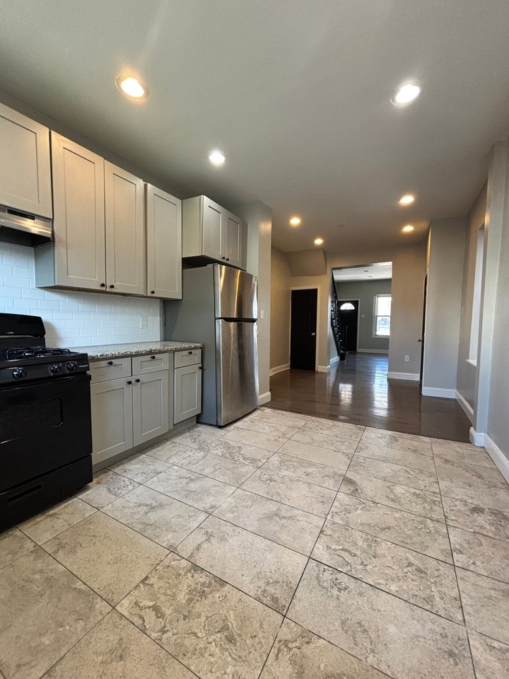 218 N Gross St - Photo 5 of 19