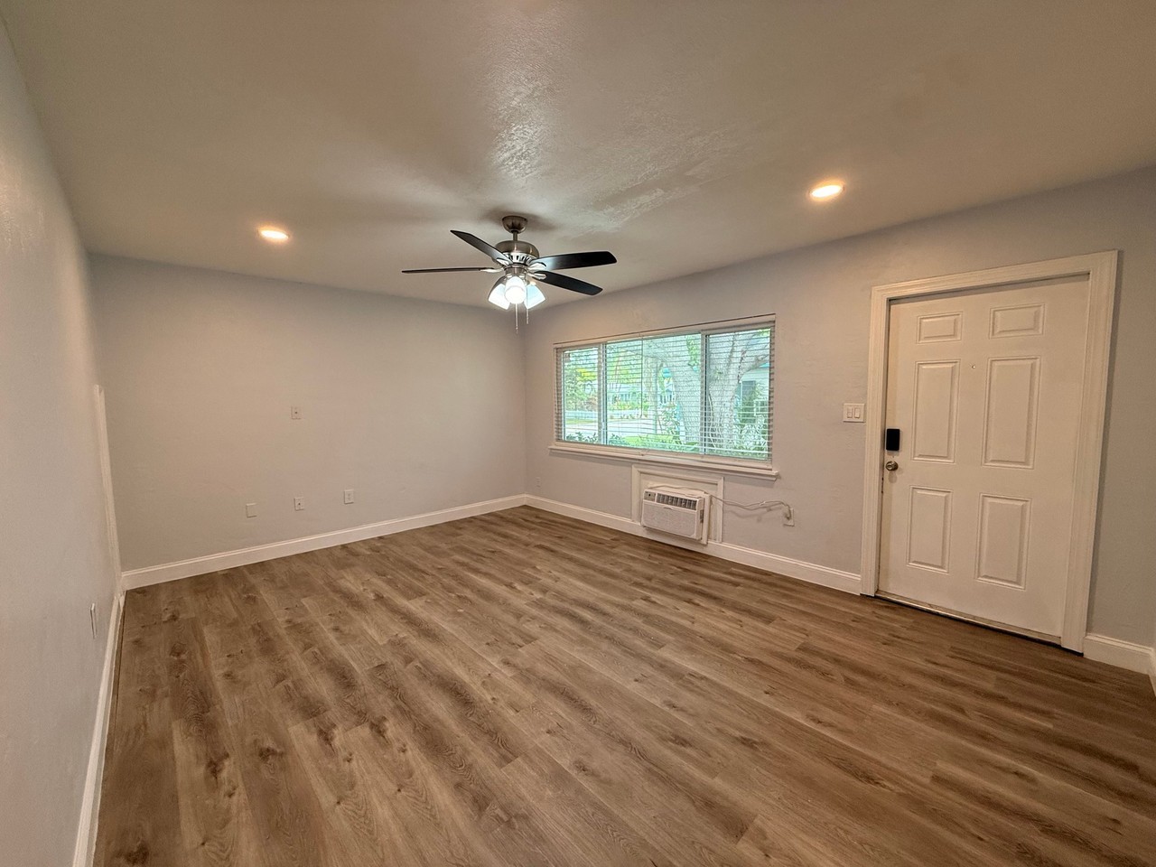 224 30th Ave N #B - Photo 2 of 7