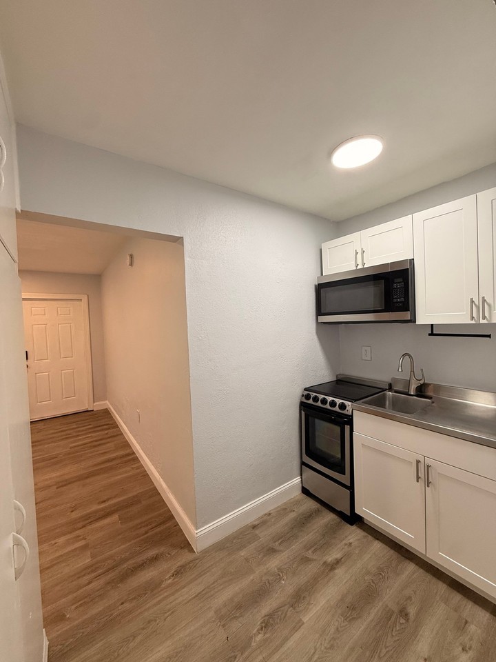 224 30th Ave N #B - Photo 4 of 7