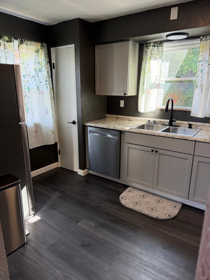 103 Coal St - Photo 2 of 12