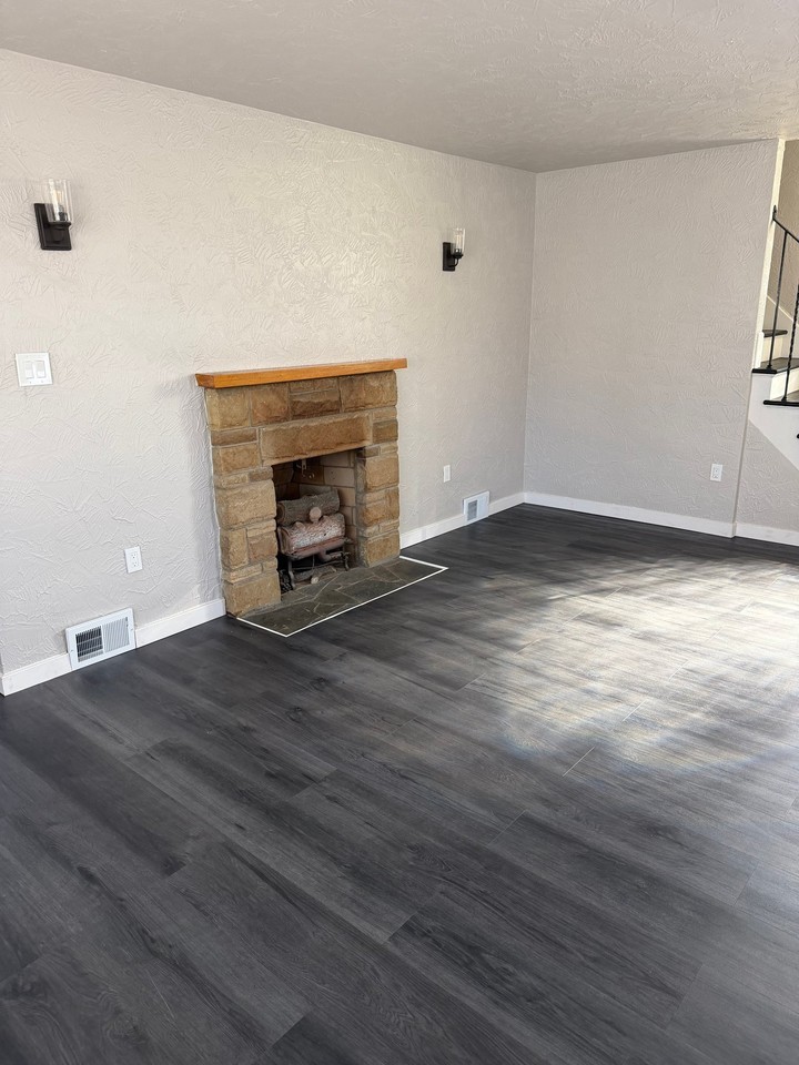 103 Coal St - Photo 4 of 12