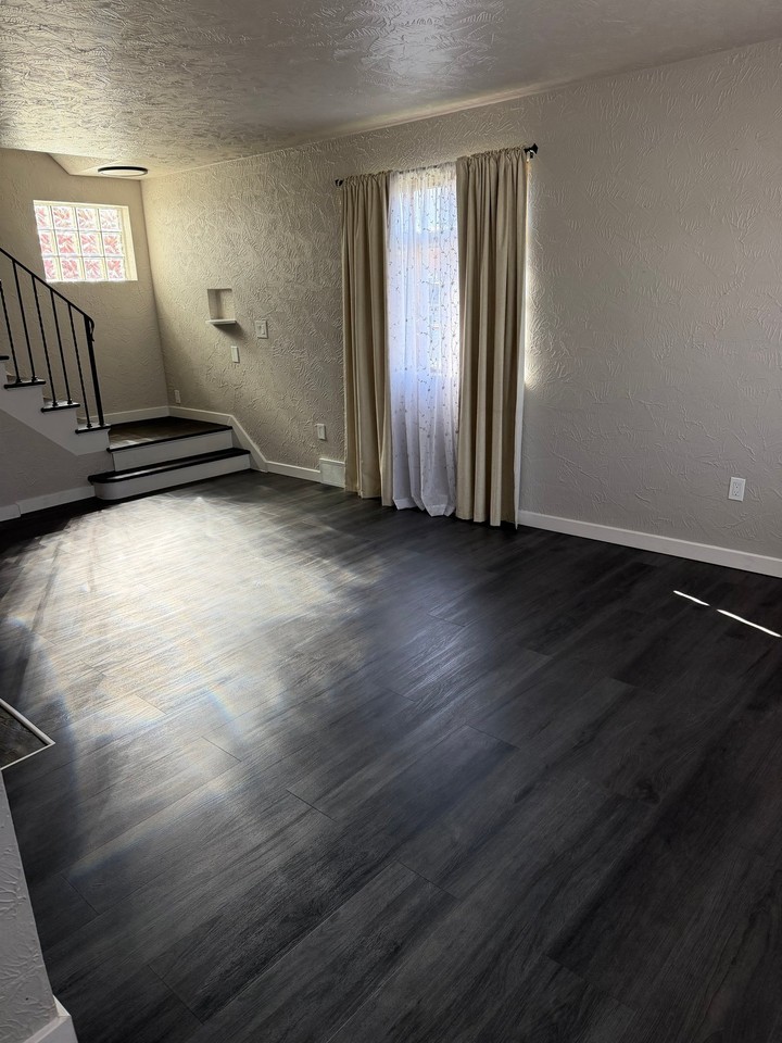103 Coal St - Photo 5 of 12