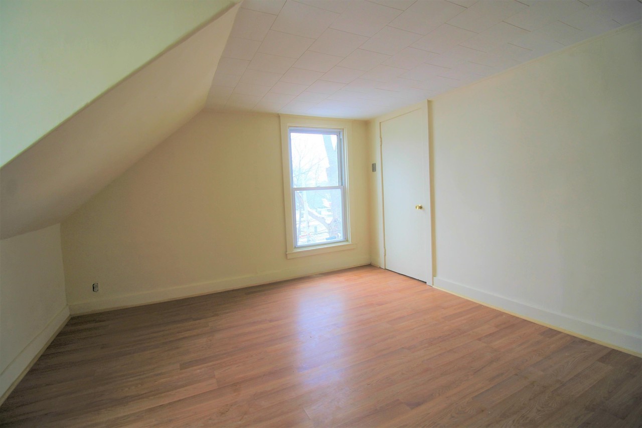189 Pine St - Photo 3 of 17