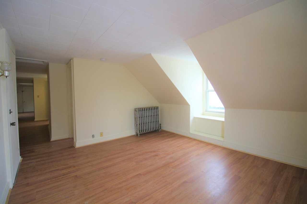 189 Pine St - Photo 4 of 17