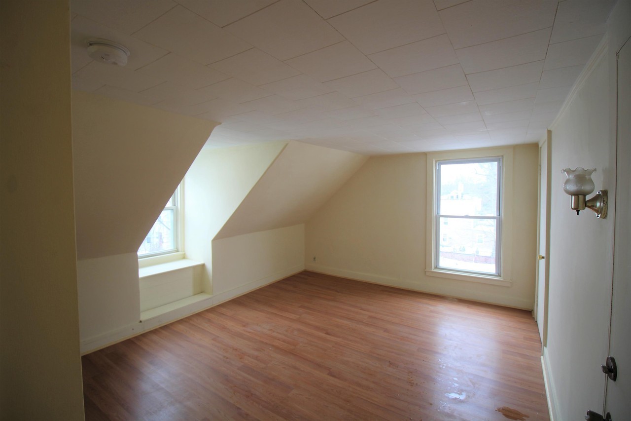 189 Pine St - Photo 5 of 17