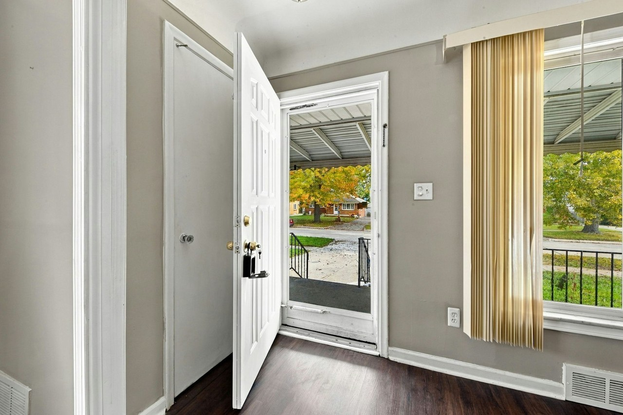 23303 Teppert Avenue - Photo 3 of 29