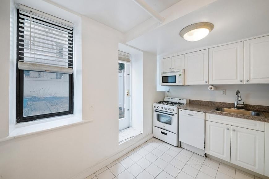 323 E 90th St - Photo 4 of 10