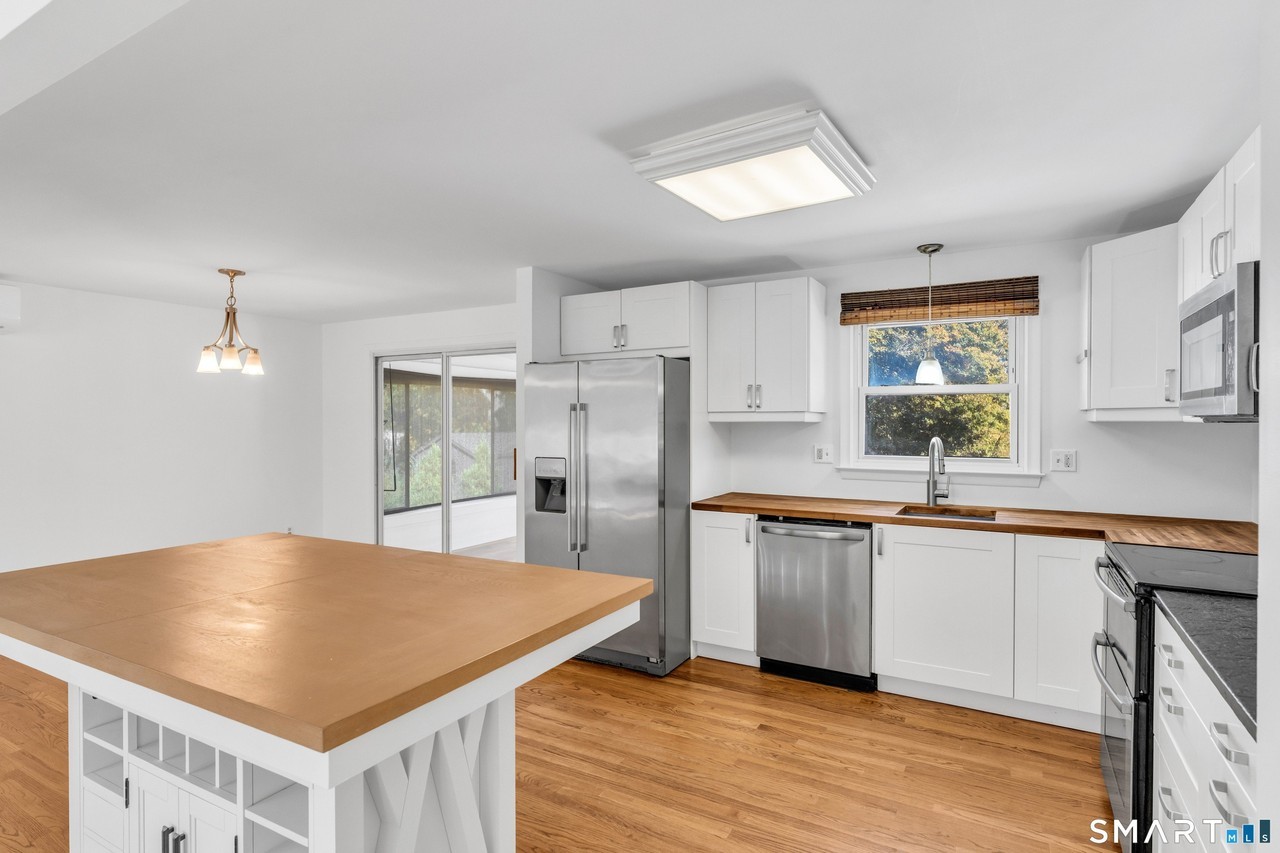 44 Horse Pond Rd - Photo 4 of 30
