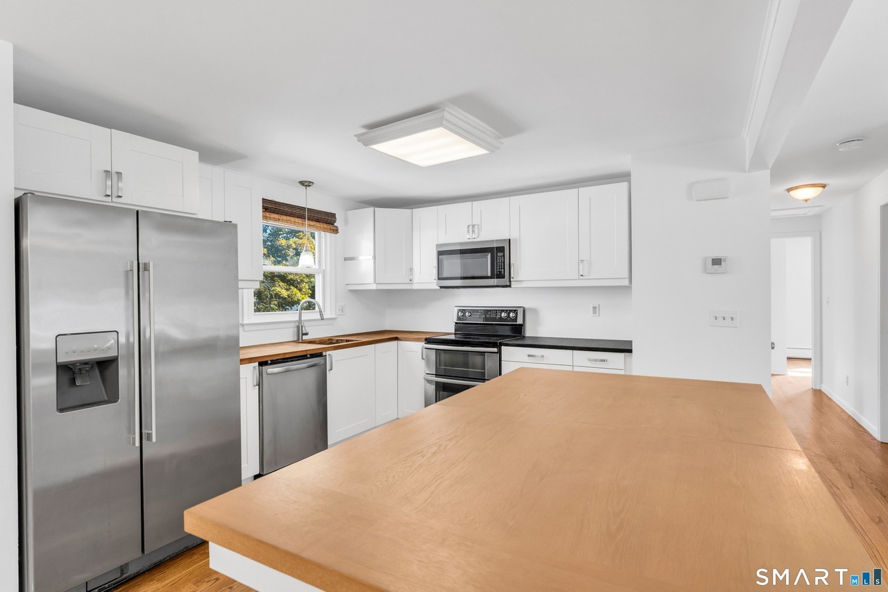 44 Horse Pond Rd - Photo 5 of 30