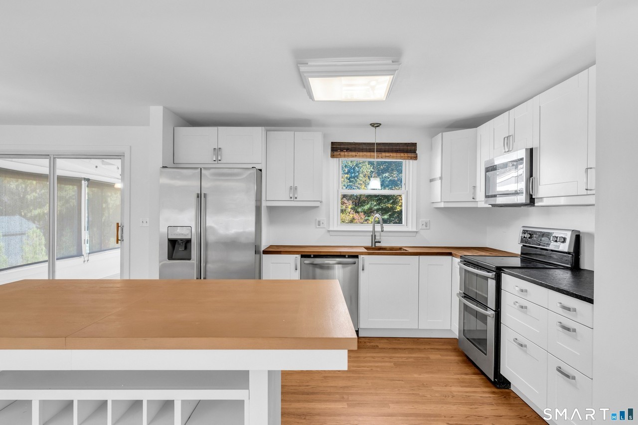 44 Horse Pond Rd - Photo 6 of 30