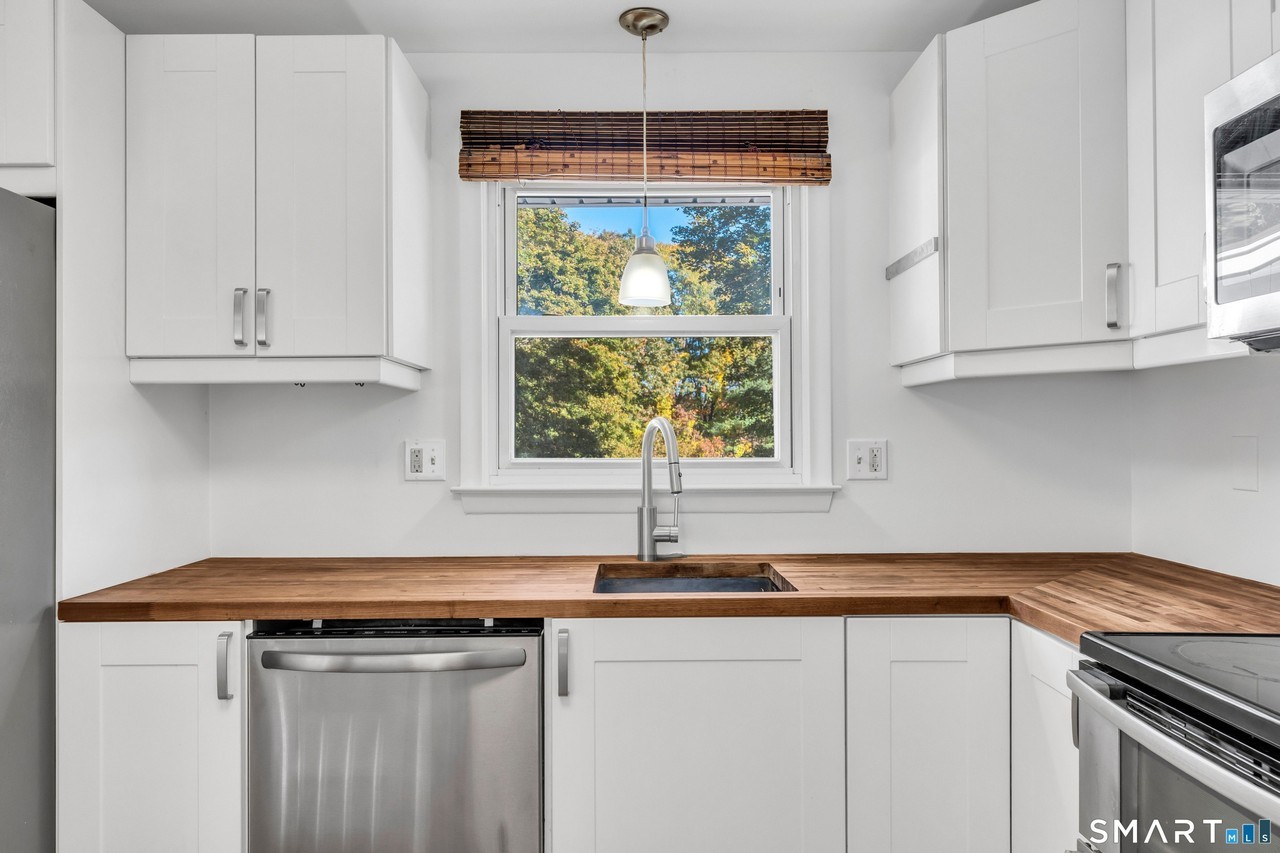44 Horse Pond Rd - Photo 7 of 30