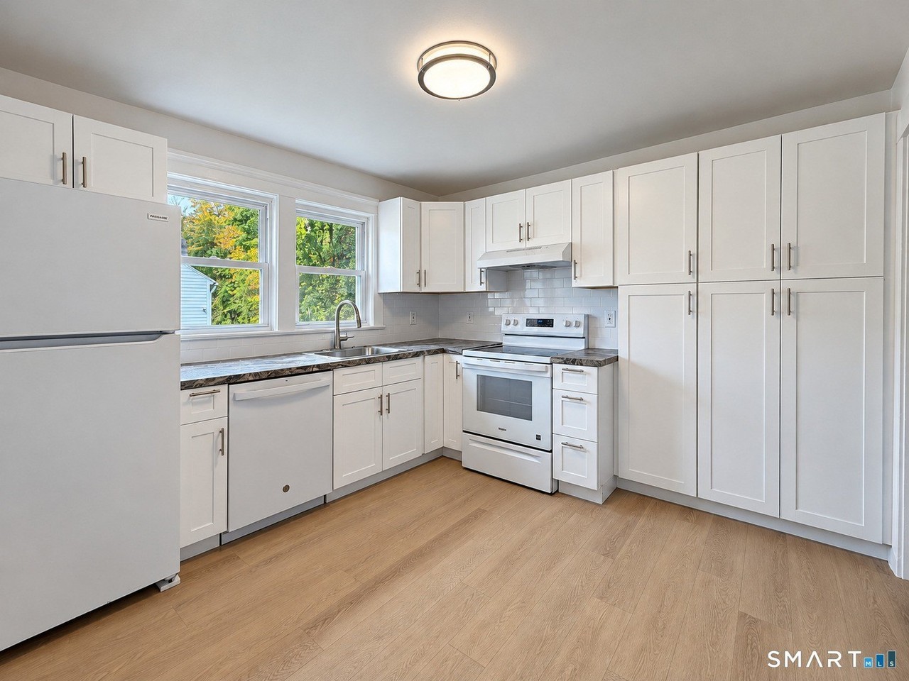 494 Cowperthwaite St #2 - Photo 3 of 24