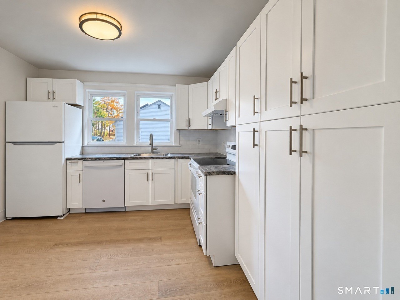 494 Cowperthwaite St #2 - Photo 4 of 24