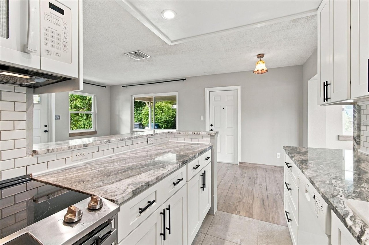 2315 Amherst Ave - Photo 4 of 37